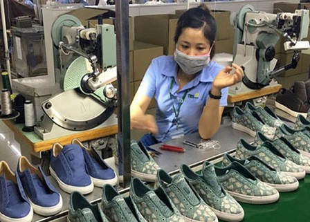 dich chuyen lao dong da giay 0 - Xu hướng dịch chuyển doanh nghiệp da giày về miền Tây có thể gây xáo trộn lực lượng lao động?
