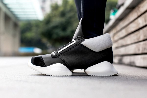 http 2f2fhypebeast com2fimage2f20142f012fa closer look at the rick owens x adidas 2014 spring summer tech runner 1 - những thiết kế ‘mắc mệt’ của thị trường sneaker!