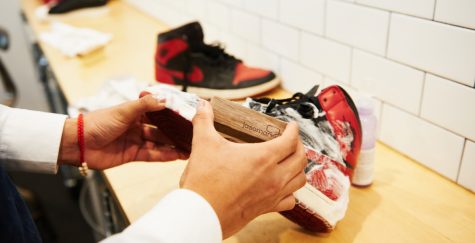 ve sinh giay sneaker vatudagiay 3 475x543 1 - Chăm sóc và vệ sinh giày sneaker: Những kiến thức cơ bản cần nắm vững